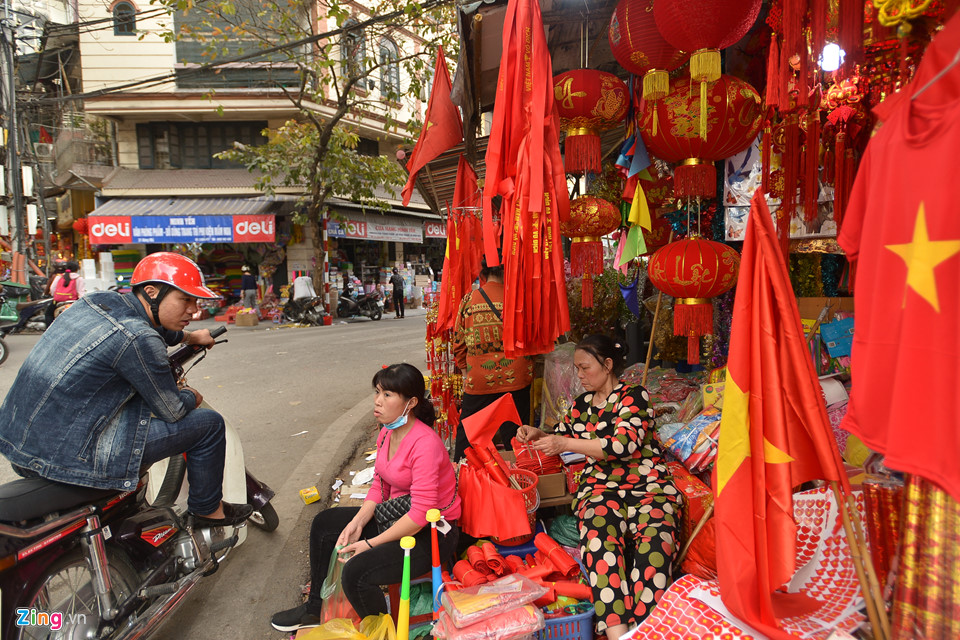 Người dân Hà Nội tấp nập mua đồ cổ vũ U23 Việt Nam